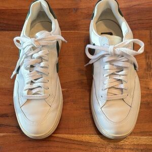 Veja V-12 in Extra-White Cyprus